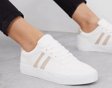 Zapatillas blancas con dos líneas color crema de mujer